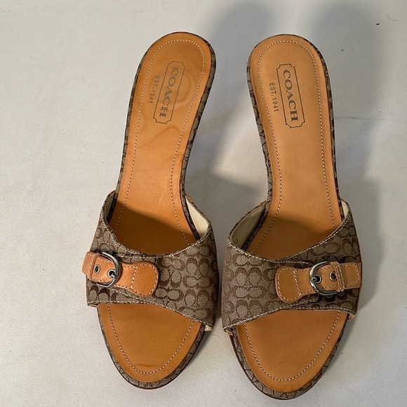 Coach Signature Tan Logo Sandal size 7.5 Made in Italy - Picture 2 of 10